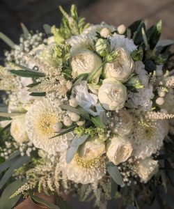 Weißer Brautstrauß mit Rosen, Dahlien, Schleierkraut und grünem Beiwerk