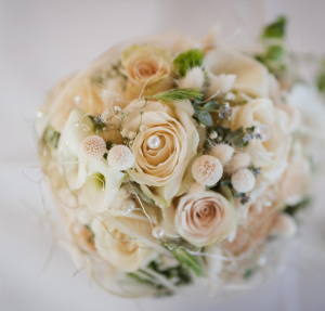 Brautstrauß mit cremefarbenen Rosen, Trockenblumen und zarten Perlendetails