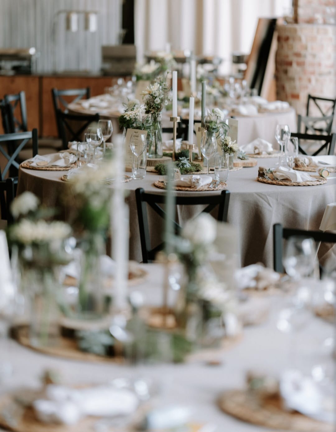 Florale Tischdekoration für eine Hochzeit