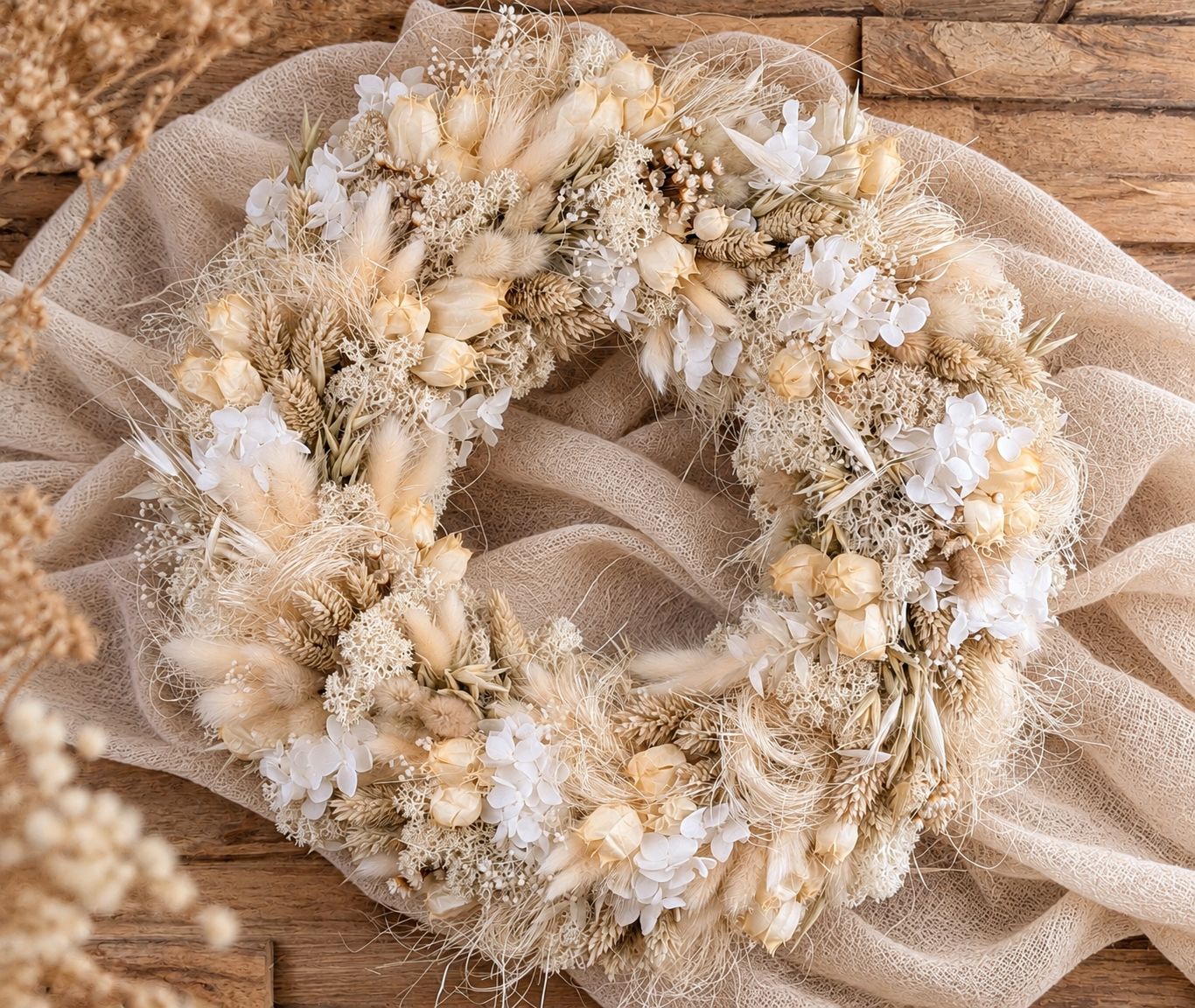 Handgefertigter Trockenblumenkranz in natürlichen Beige- und Cremetönen